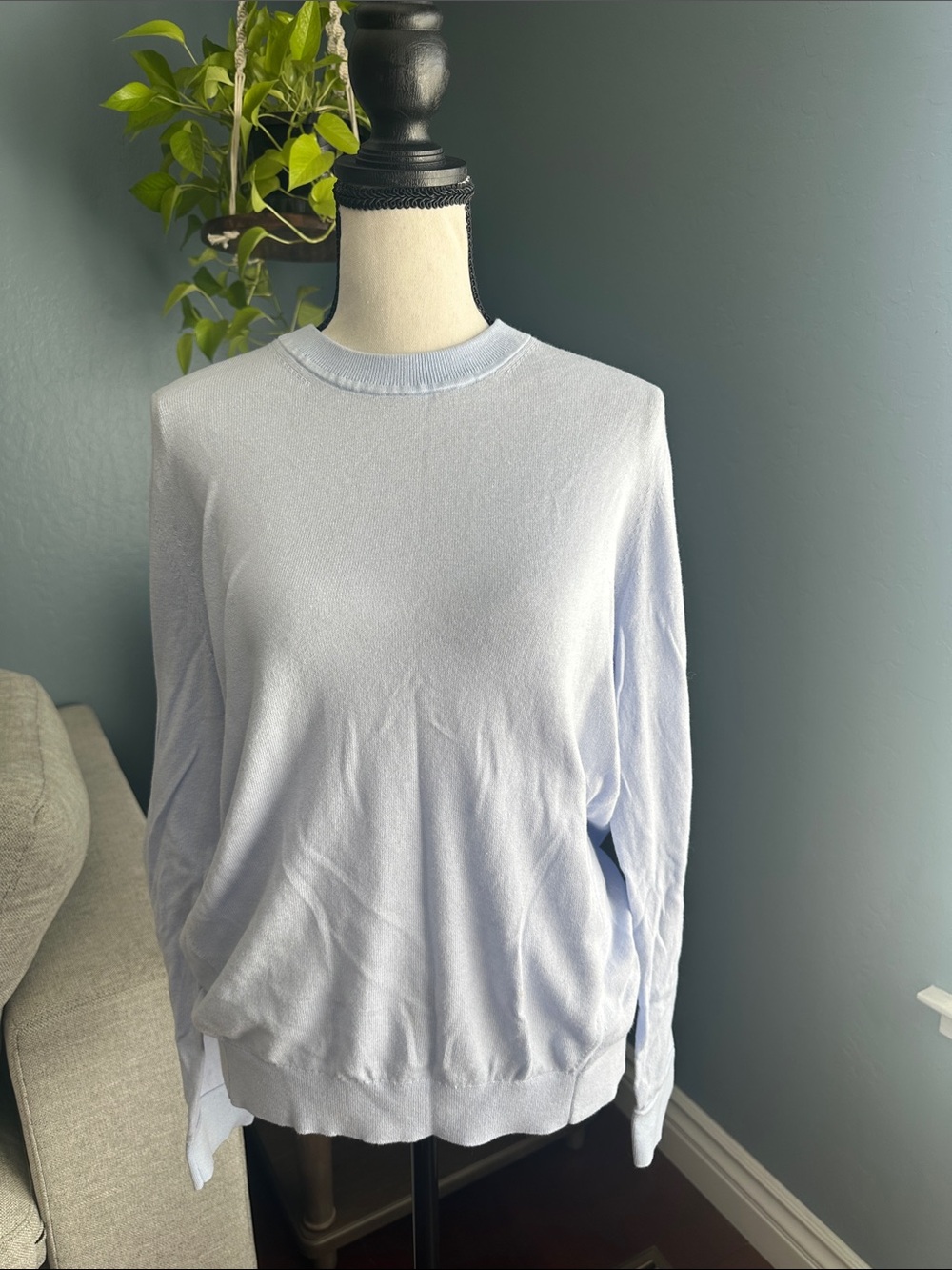Lululemon women’s Crewneck Sweater in Light Blue. Size 8. Lightweight.